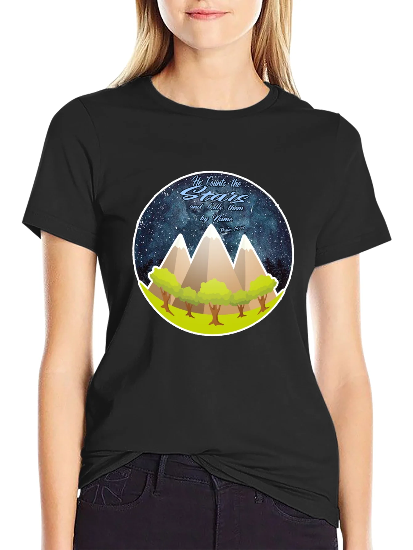 Camiseta Negra con Dise?o de Monta?as y Estrellas