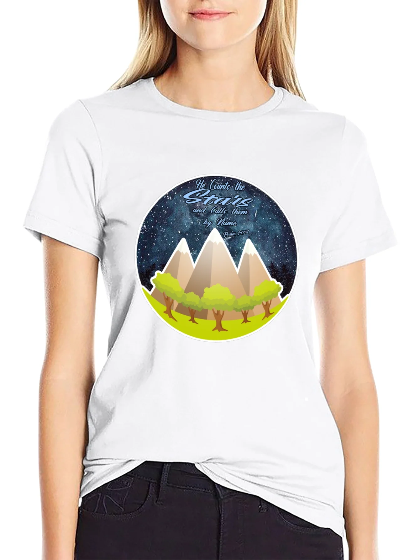 Camiseta Negra con Dise?o de Monta?as y Estrellas