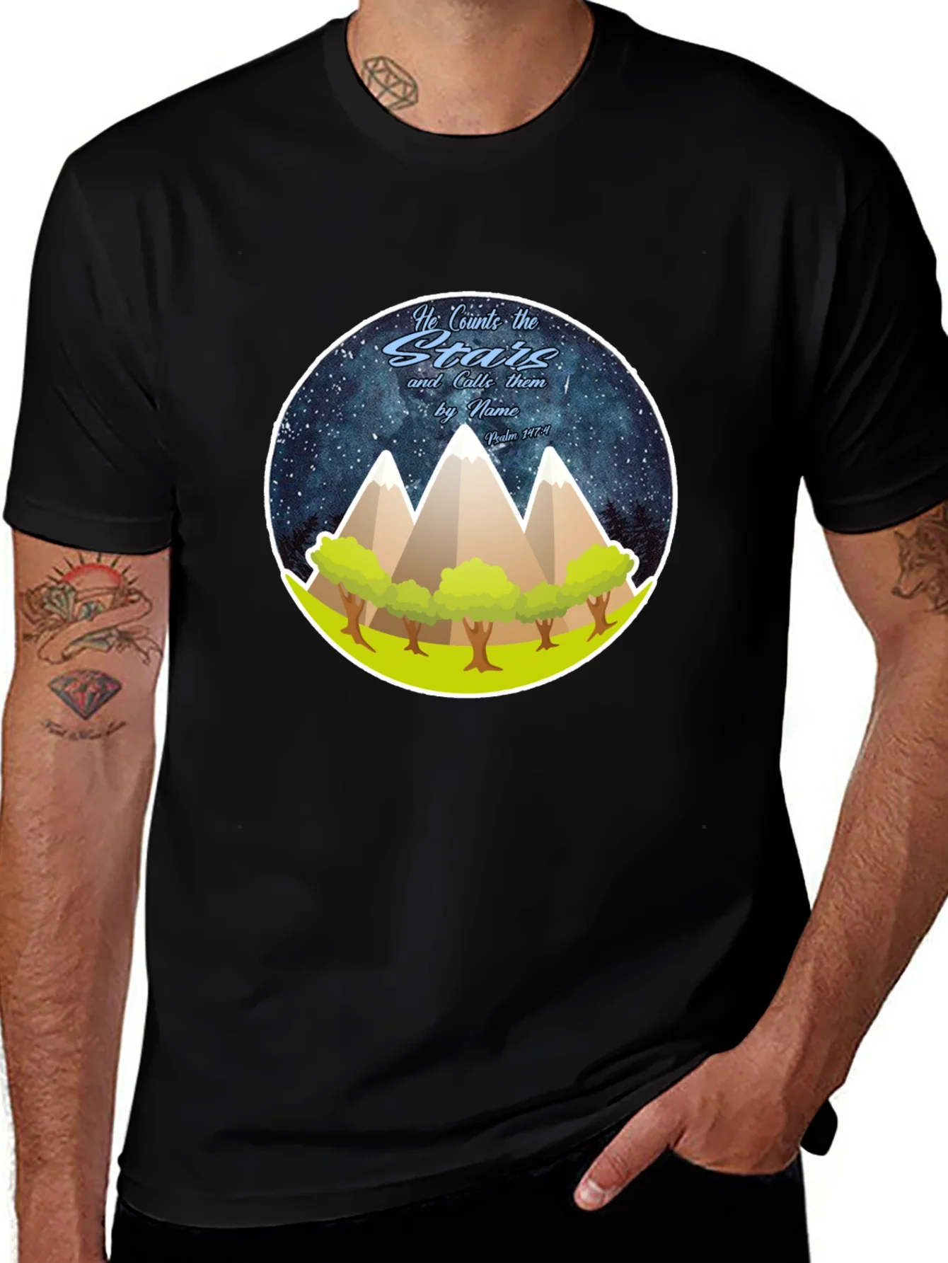 Camiseta Negra con Dise?o de Monta?as y Estrellas