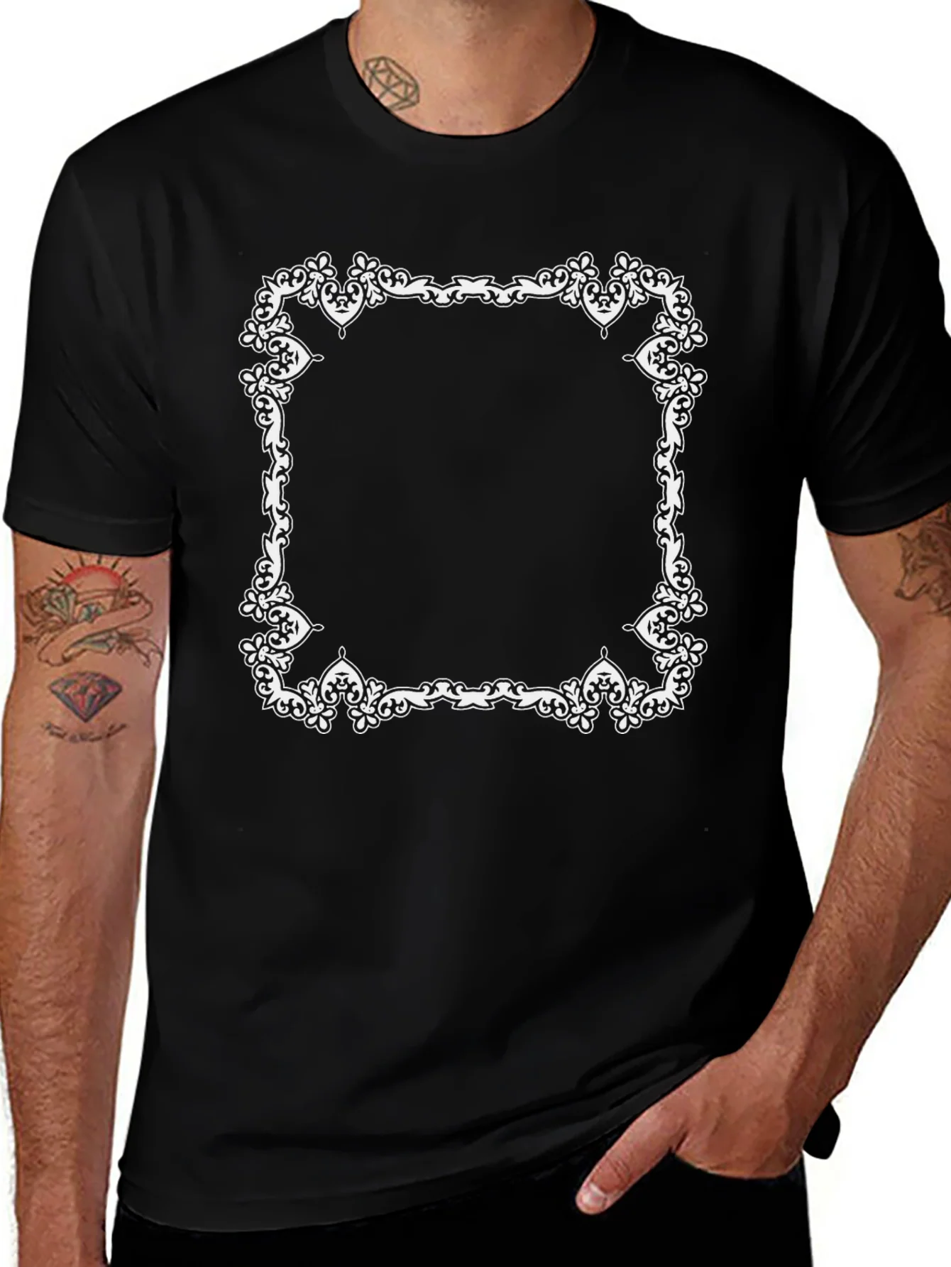 Camiseta Negra con Marco Ornamental Blanco