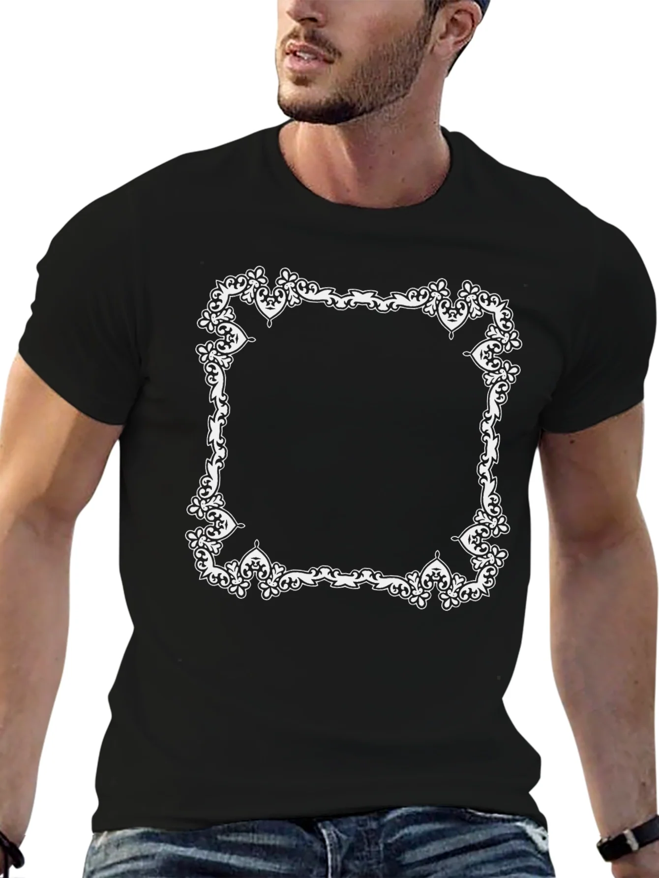 Camiseta Negra con Marco Ornamental Blanco
