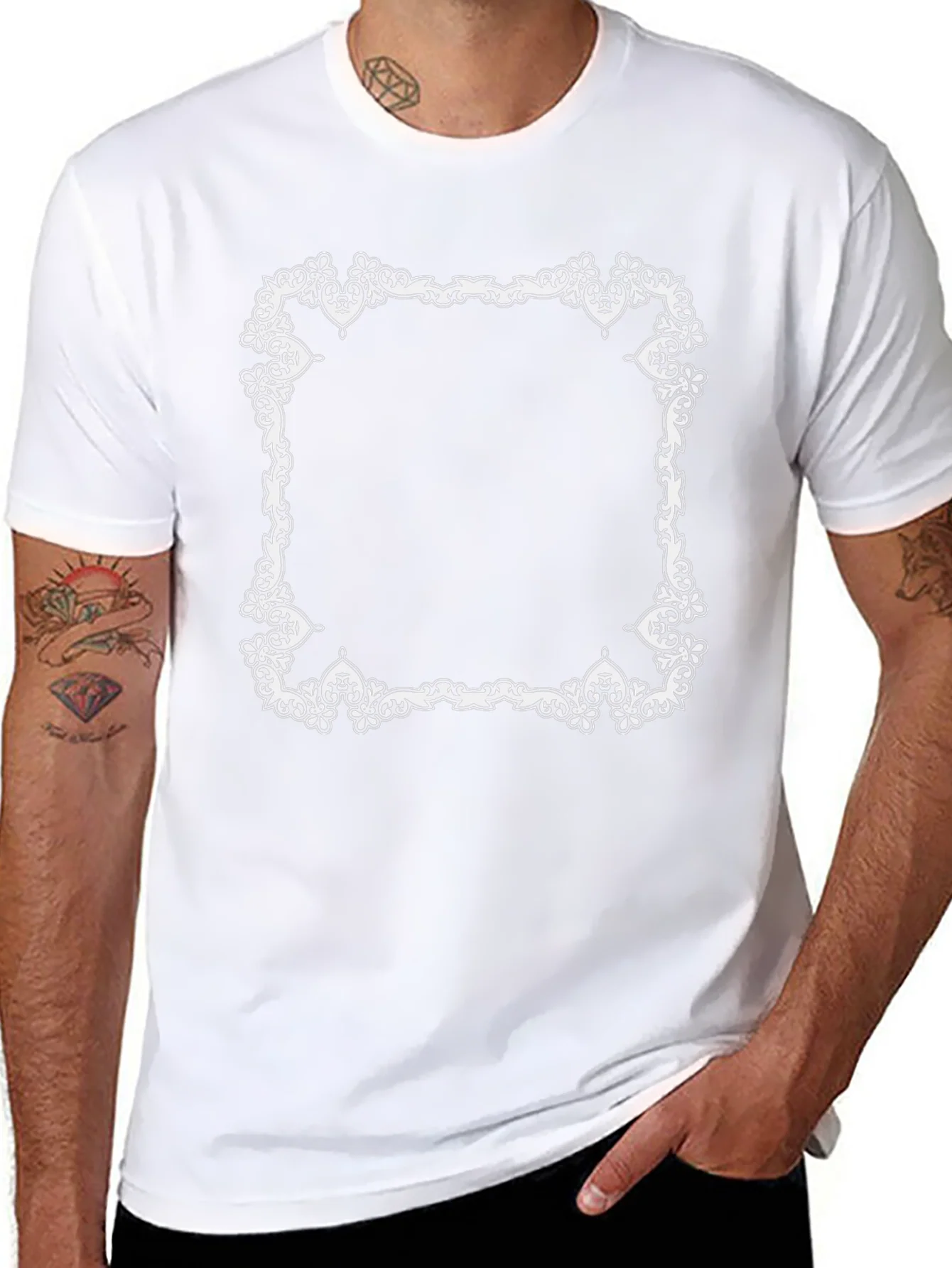 Camiseta Negra con Marco Ornamental Blanco