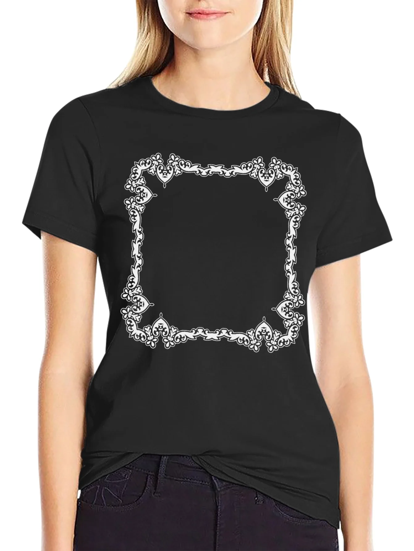Camiseta Negra con Marco Ornamental Blanco