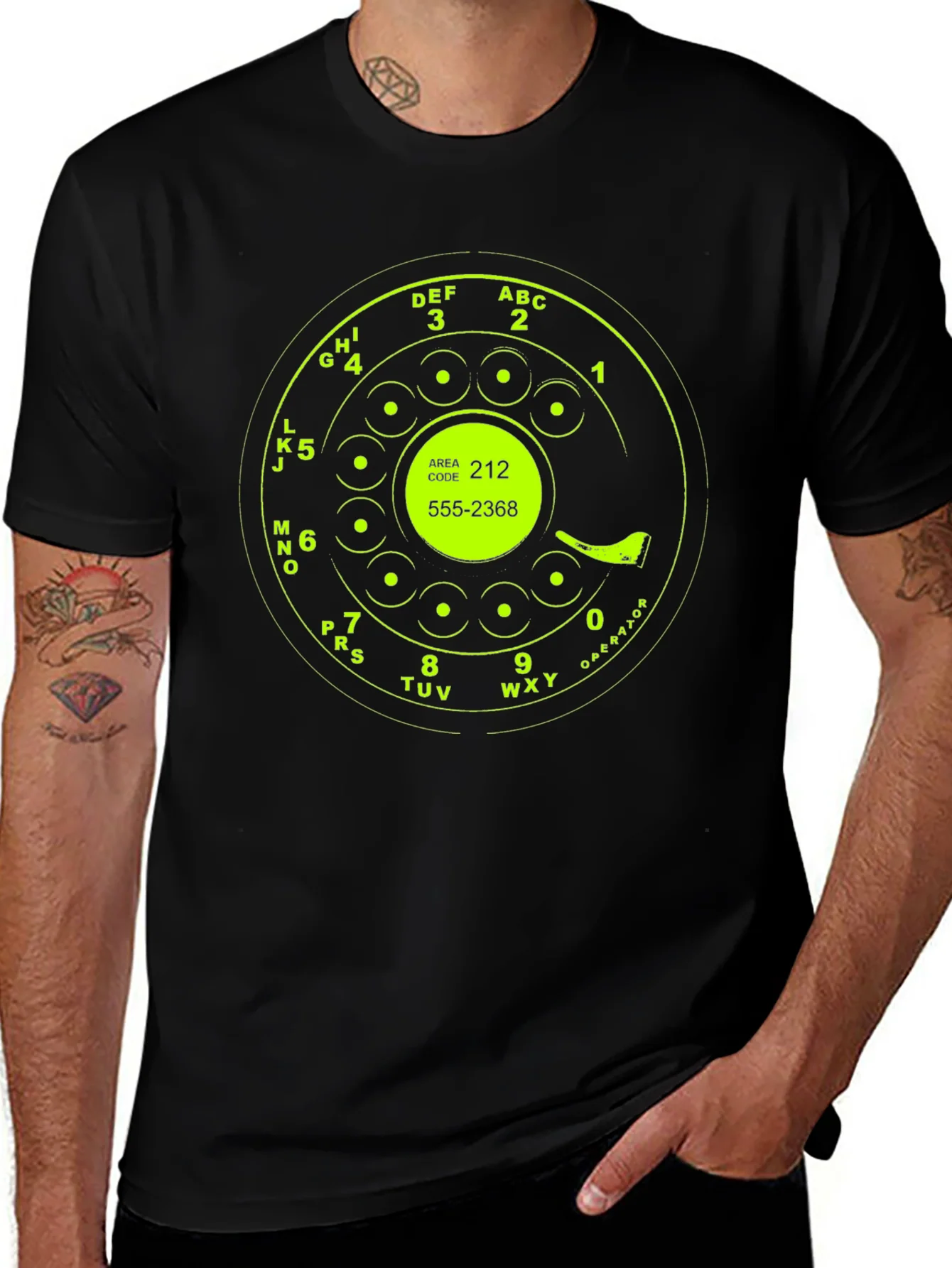Camiseta Negra con Dise?o Retro de Tel¨¦fono