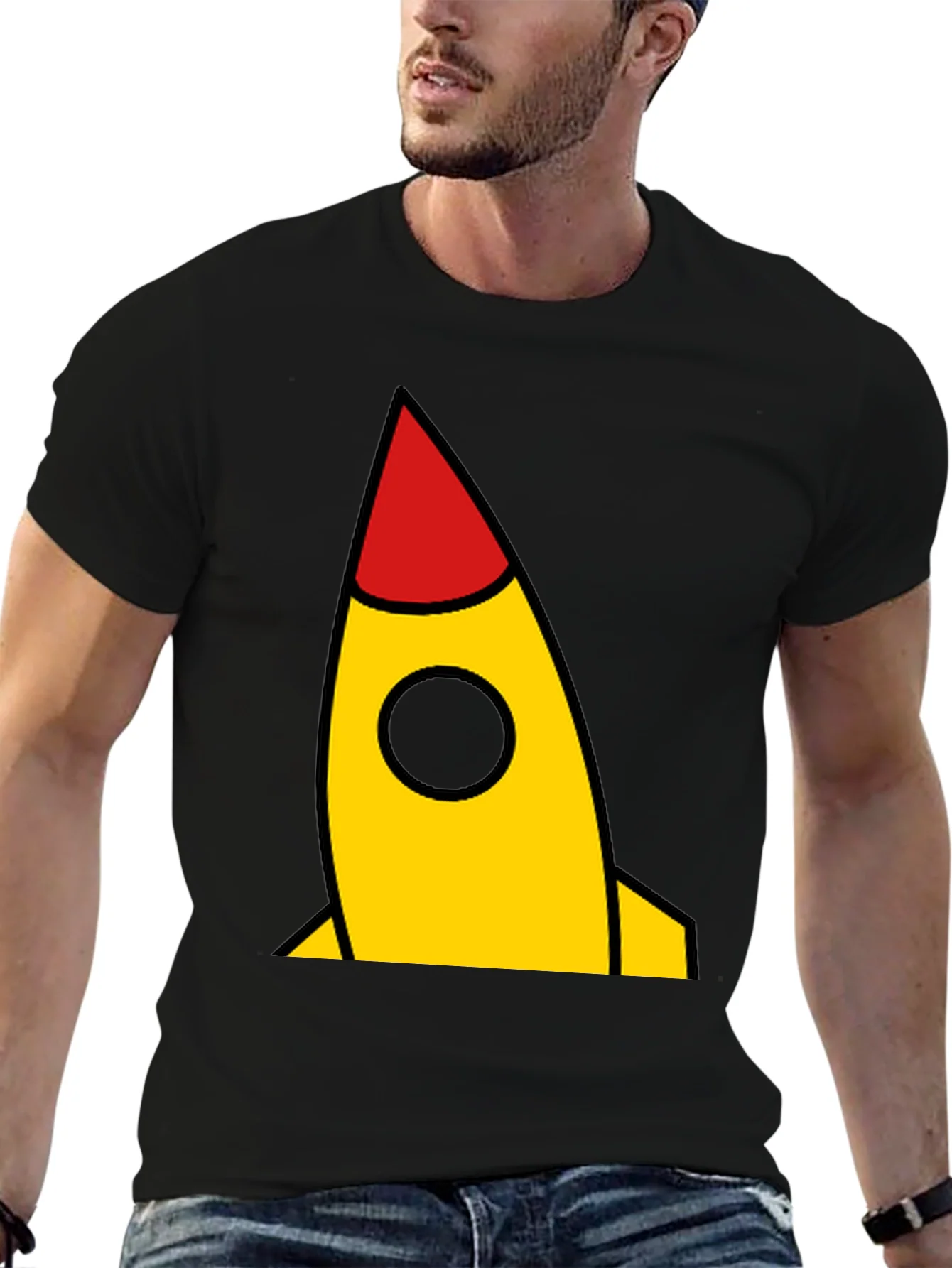 Camiseta Negra con Cohete Amarillo y Rojo