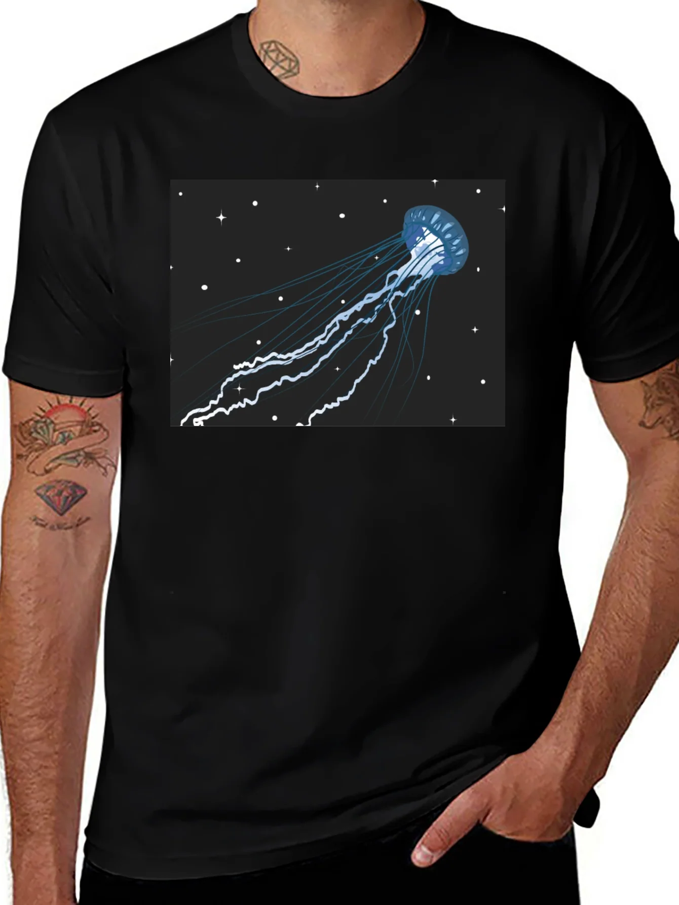 Camiseta Negra con Dise?o de Medusa Espacial