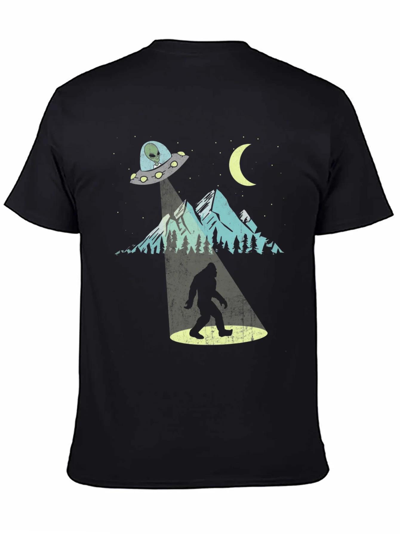 Camiseta Negra OVNI abduciendo Bigfoot