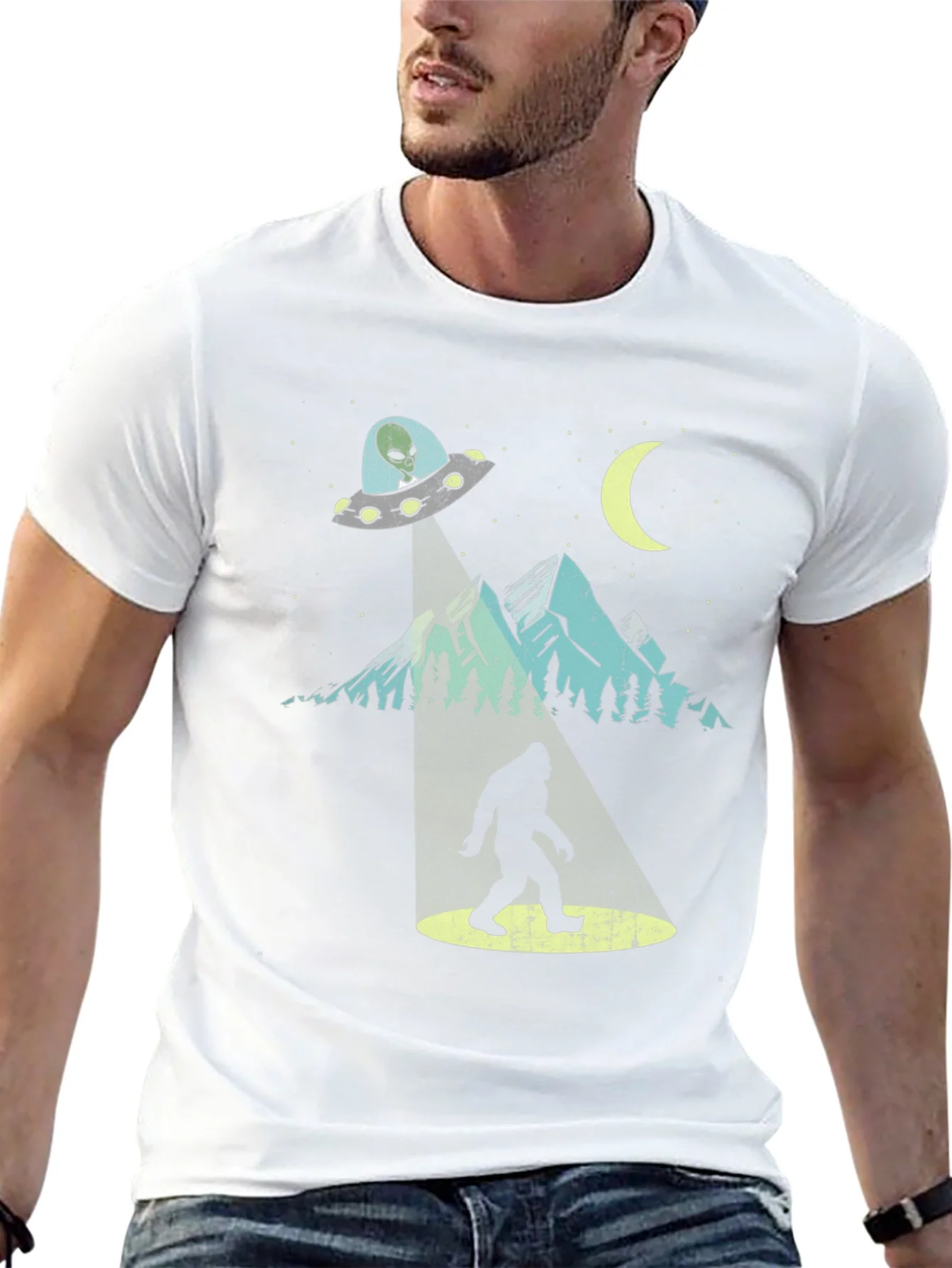 Camiseta Negra OVNI abduciendo Bigfoot