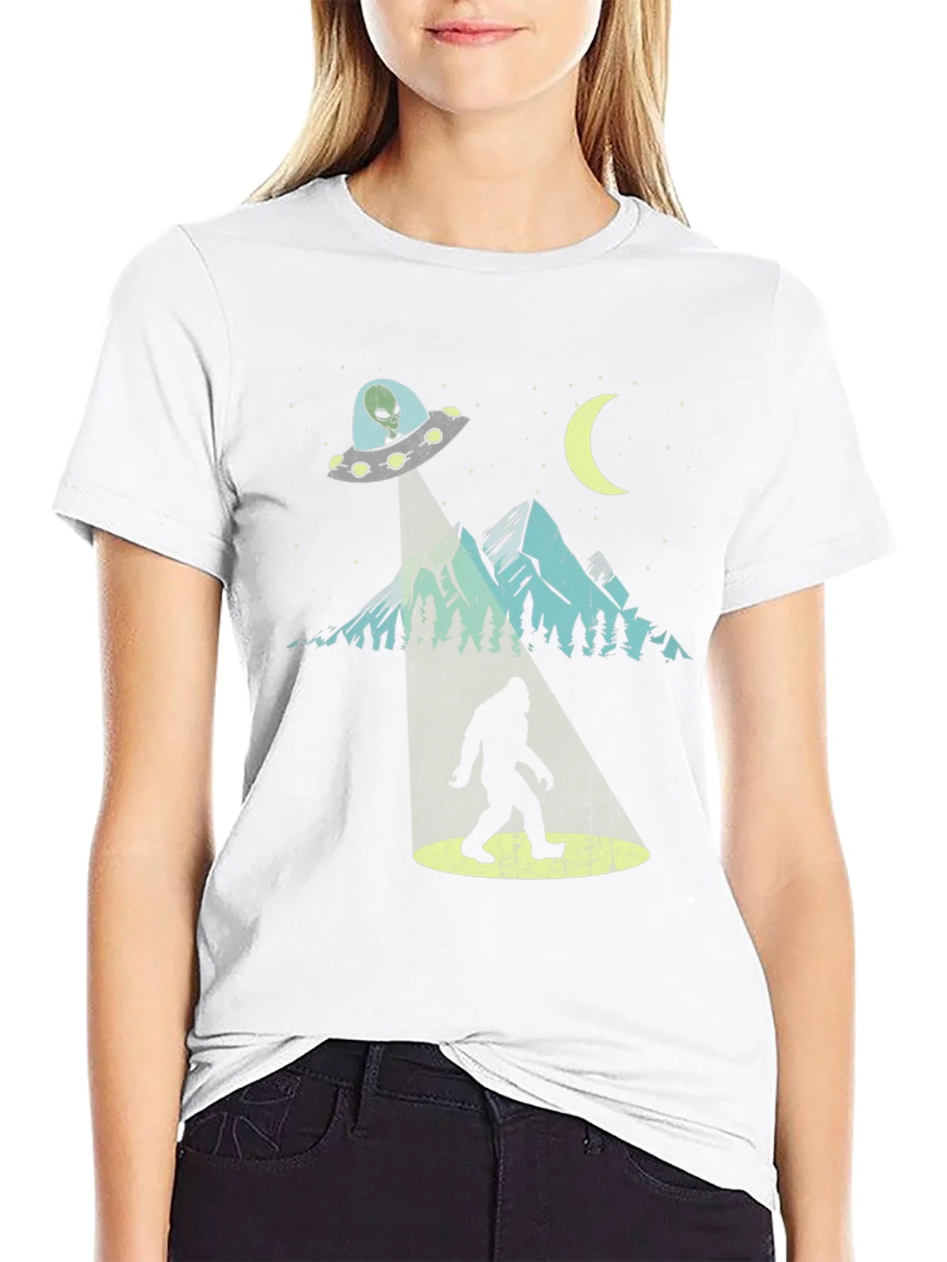 Camiseta Negra OVNI abduciendo Bigfoot