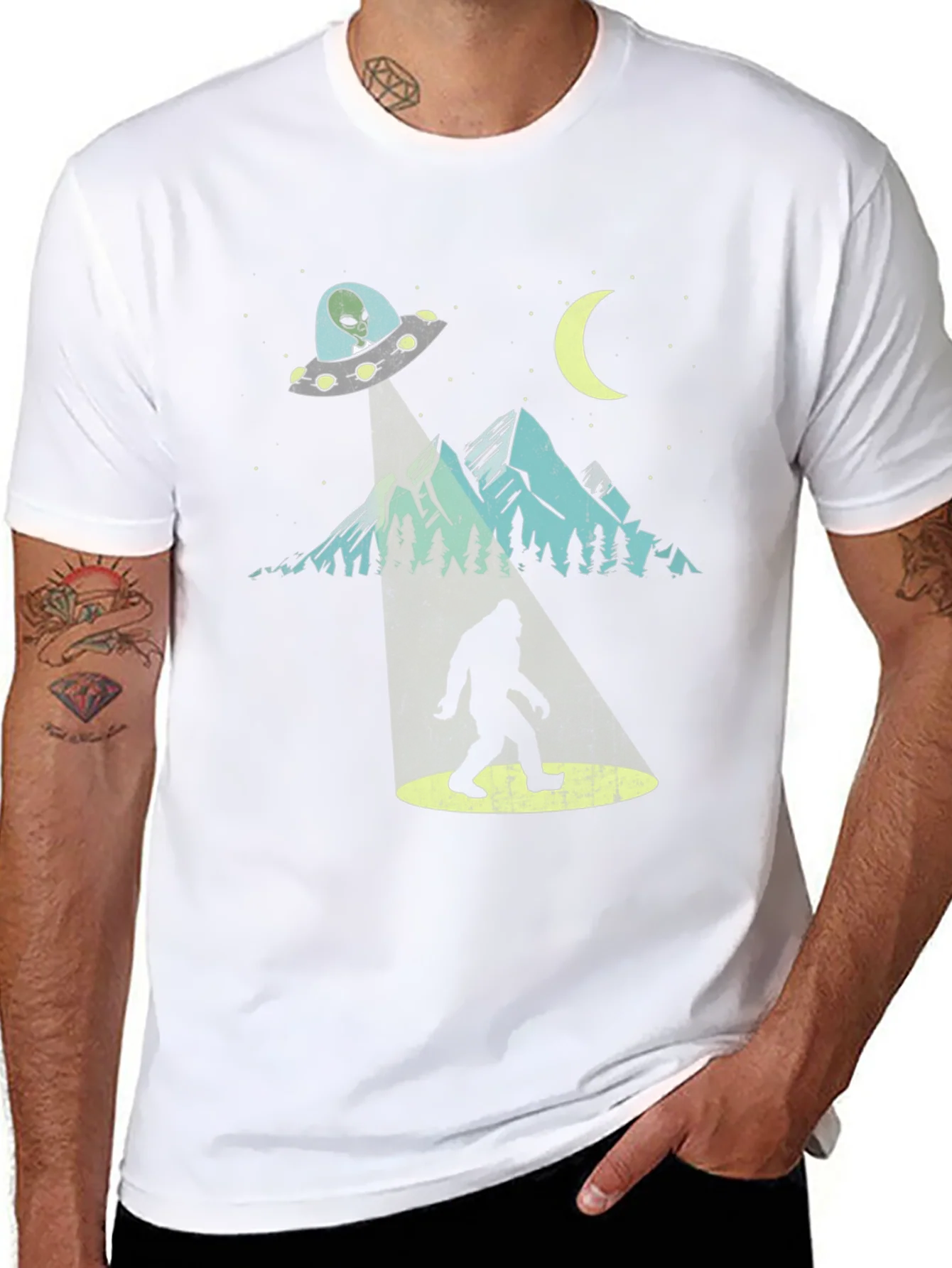 Camiseta Negra OVNI abduciendo Bigfoot