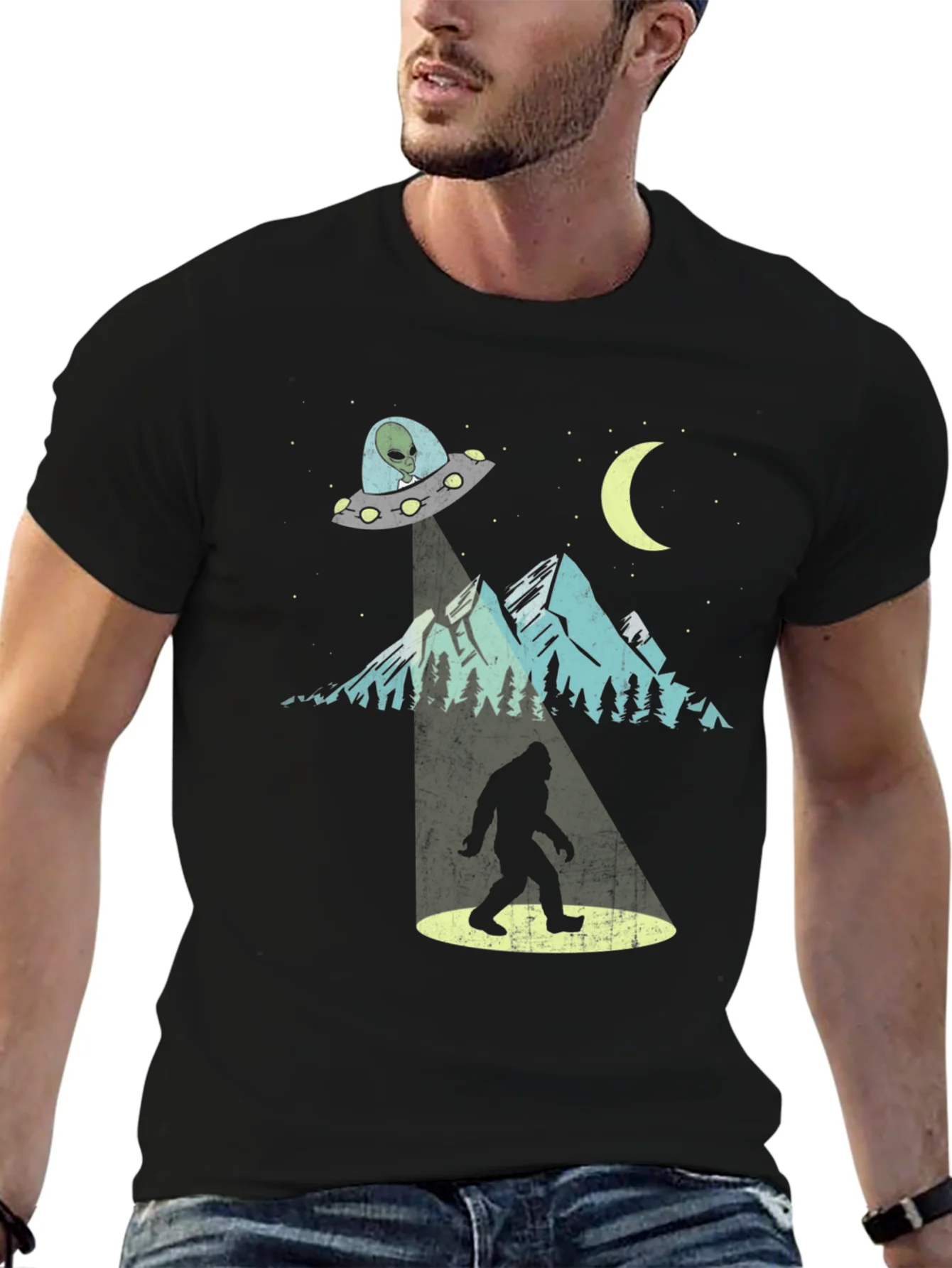 Camiseta Negra OVNI abduciendo Bigfoot