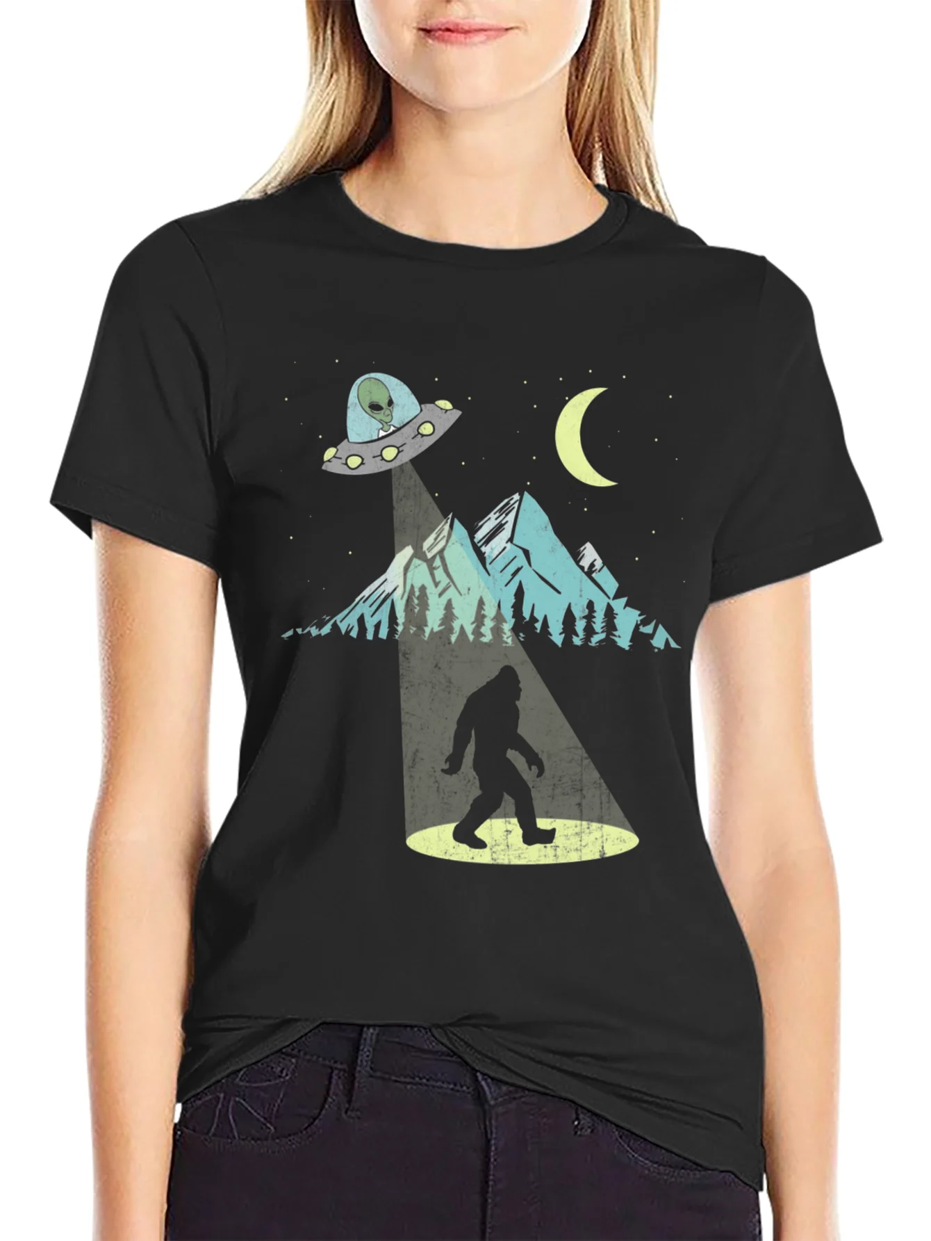 Camiseta Negra OVNI abduciendo Bigfoot