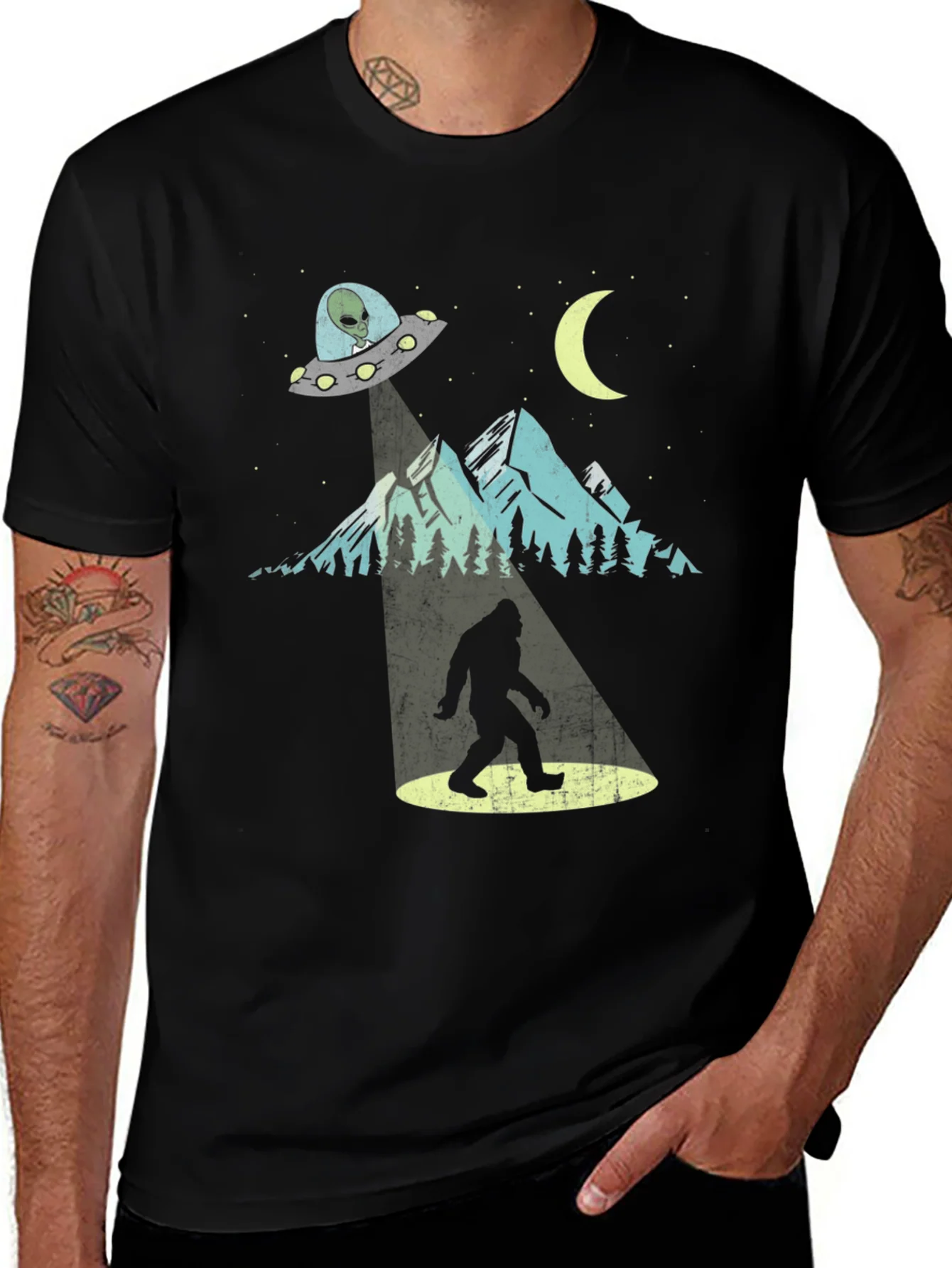 Camiseta Negra OVNI abduciendo Bigfoot