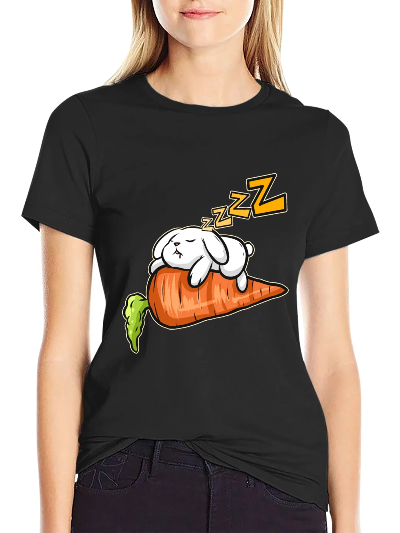 Camiseta Negra con Conejo Durmiendo sobre Zanahoria