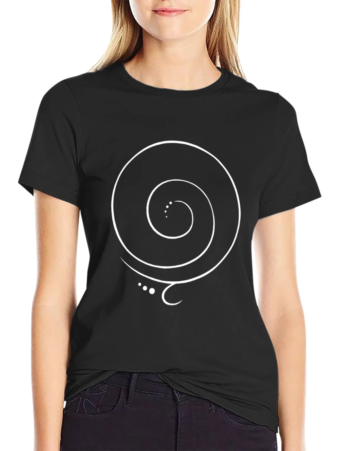 Camiseta Negra con Espiral Blanca Abstracta