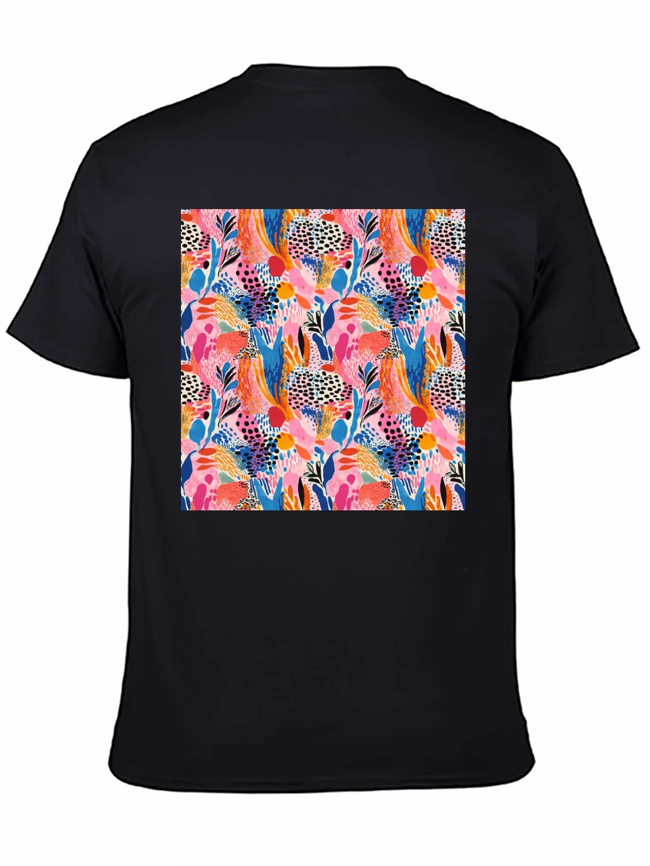 Camiseta Negra Estampado Abstracto Vibrante