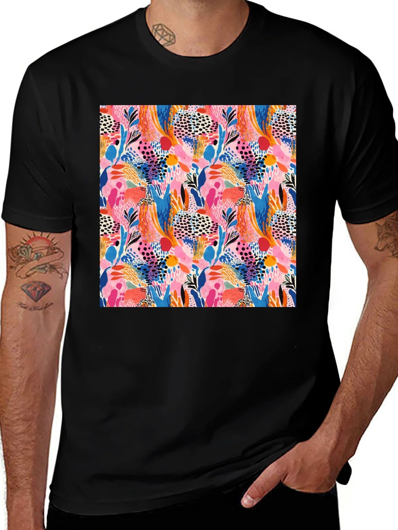 Camiseta Negra Estampado Abstracto Vibrante