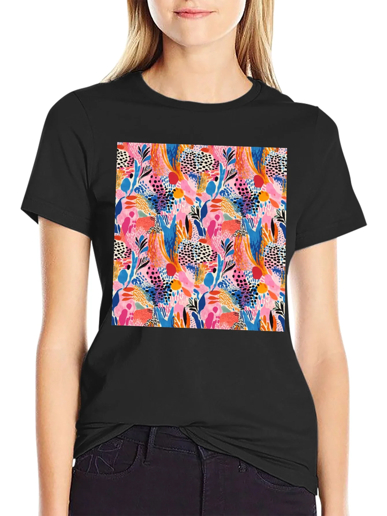 Camiseta Negra Estampado Abstracto Vibrante