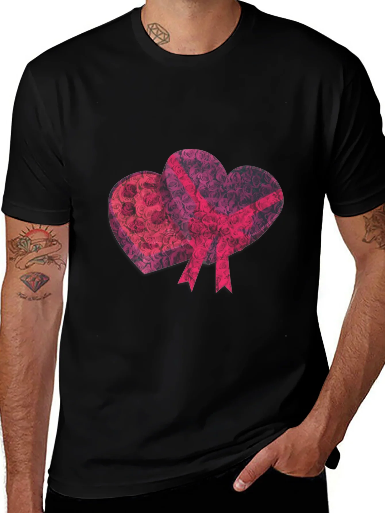 Camiseta Negra Estampado Corazones Rosas